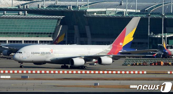 인천국제공항의 아시아나 항공기 모습. 2020.11.25/뉴스1 © News1 정진욱 기자
