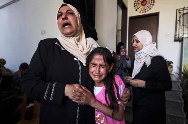 이스라엘의 가자지구 공습으로 가족을 잃은 팔레스타인들. AFP 연합뉴스