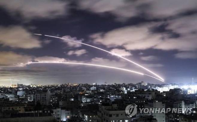 18일(현지시간) 가자지구에서 이스라엘을 향해 발사되는 로켓포. 연합뉴스