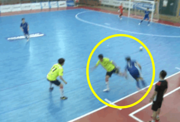 경기 중 상대 팀 선수의 하체를 발로 찬 제천FS 선수의 모습. 한국풋살연맹 중계 화면 캡처