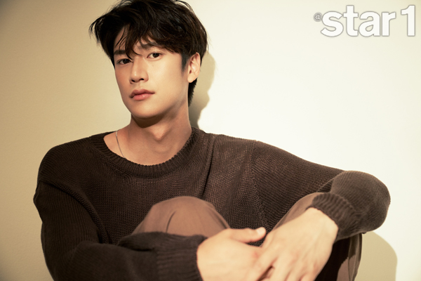 Actor Na In-woo and the picture have been released.Na In-woo, who was in the ranks of rising stars with KBS2 drama The River with the Moon on-dal, hosted a photo shoot in the June issue.Na In-woo showed a visual with a firm and manly charm with a latent atmosphere and emanated various charms.Na In-woo, who suddenly became the main character due to the replacement of Actor, the star of the Moon Rising River, performed a forced march that even filmed more than 40 scenes a day.In particular, Na In-woo recalled the time of casting, saying, At the beginning of shooting, I was ahead of my responsibility to play a role well and I felt burdened later.Na In-woo, who was praised as prepared on-dal despite the concern of viewers at the beginning of the drama, said, I never felt it was an opportunity, but I am grateful to the public for saying good.I just liked Acting so much that I only worked hard, he said.Na In-woo, which was called various nicknames such as Junba (prepared fool) and Hohoba (unscrewed fool), was aired on the river where the moon rises.When asked about his favorite nickname, he picked Godiva (Goguryeo Digue fool), and he laughed with the answer, Somehow the word feels luxurious.Na In-woo, who is scheduled to come back with the sequel to the Moon River, Yoon Sang, said, I was grateful that Coach Yoon Sang once again found me. I want to show a good picture to viewers.Na In-woos interview and picture that I want to be an actor who always plays with sincerity can be seen in the June issue of At style magazine.PhotoAt style