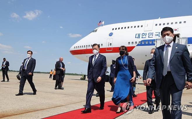 미국 도착한 문 대통령 (워싱턴=연합뉴스) 최재구 기자 = 한미 정상회담에 참석하는 문재인 대통령이 19일(현지시간) 미국 워싱턴 앤드류스 공군기지에 도착, 숙소로 이동하고 있다. 2021.5.20 jjaeck9@yna.co.kr