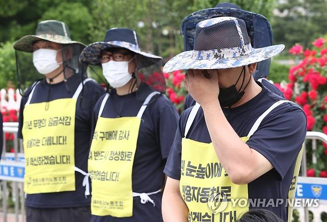 눈물 흘리는 정일권 쌍용차 노조 위원장 (서울=연합뉴스) 류영석 기자 = 지난 17일 쌍용차 조기 정상화를 위해 평택에서 행진을 시작한 쌍용차 노조 정일권 위원장이 20일 오전 서울 여의도 국회에 도착해 기자회견을 하던 중 눈물을 흘리고 있다.      쌍용차 노조는 이날 국회에 정부 지원을 촉구하는 탄원서를 제출할 예정이다. 2021.5.20 ondol@yna.co.kr