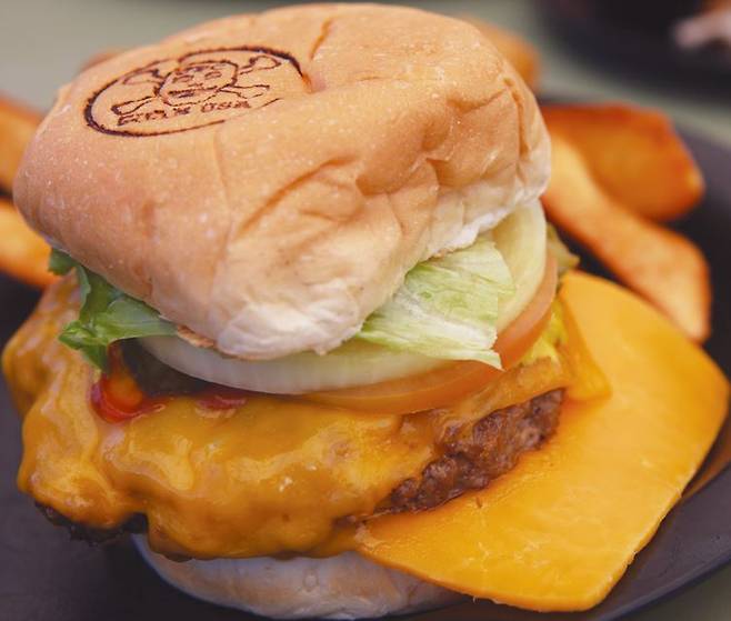 출처: 제프스 페이머스 홈메이드 하프 파운드 치즈버거_<무작정따라하기 괌>