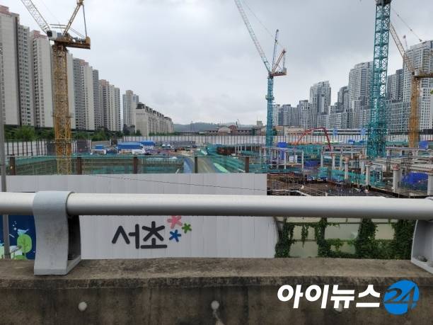 서울 서초구 반포동 일원에 있는 '래미안 원베일리' 재건축 현장. [사진=김서온 기자]