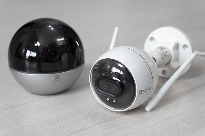 실내형 CCTV인 이지비즈 C6W(좌측)와 실외형 CCTV인 이지비즈 C3X(우측). 출처=IT동아