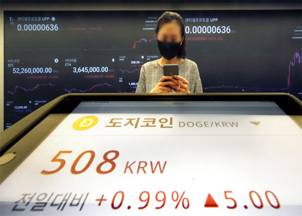 일론 머스크 테슬라 최고경영자(CEO)가 도지코인 이미지와 1달러 지폐 이미지를 트위터에 게재하면서 21일 가상화폐 중 하나인 도지코인이 전날 대비 반등해 이날 오후 3시 50분 현재 508원을 기록했다. 머스크는 이날 `사이버 바이킹(Cyber Viking)`이라는 문구가 들어간 흐릿한 1달러 지폐 이미지를 트위터에 게재하면서 도지코인을 띄우는 트윗을 지속하고 있다. [이승환 기자]