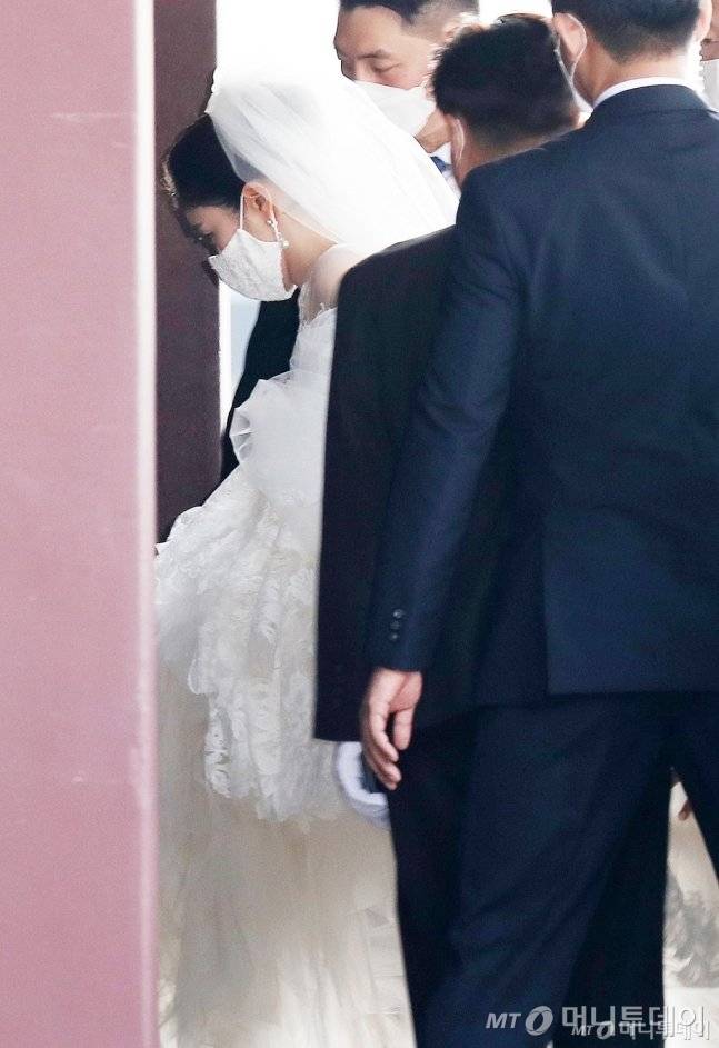 서민정 아모레퍼시픽 그룹 장녀가 지난해 10월 신라호텔 영빈관에서 결혼식장에 들어가고 있다/사진=김휘선 기자