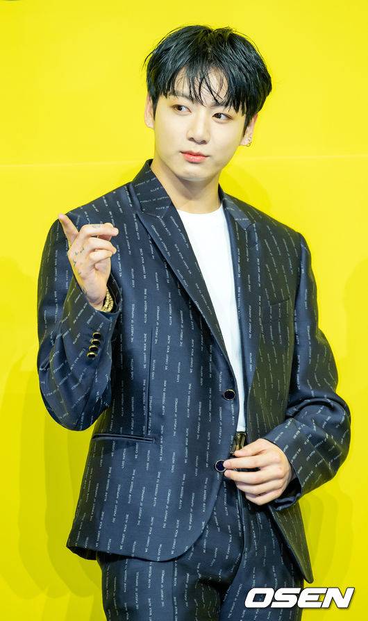 [OSEN=민경훈 기자]방탄소년단(BTS) 정국이 무대 위에서 포토타임을 갖고 있다./ rumi@osen.co.kr