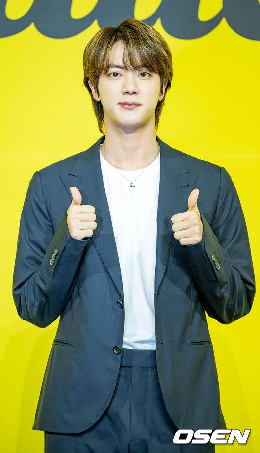 [OSEN=민경훈 기자]방탄소년단(BTS) 진이 무대 위에서 포토타임을 갖고 있다./ rumi@osen.co.kr