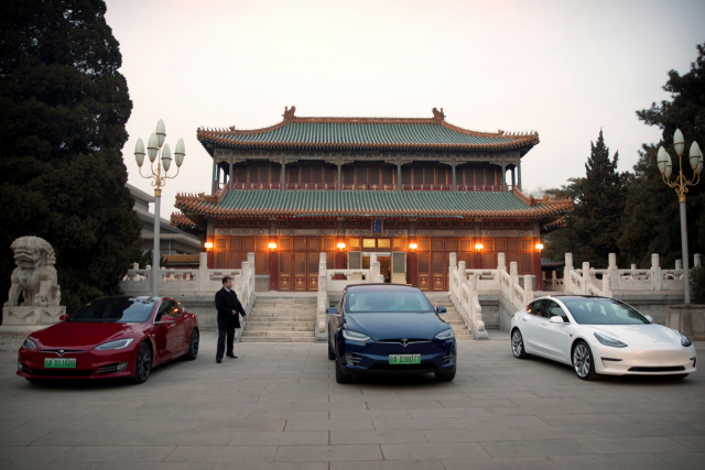 지난 2019년 1월 중국 베이징 중난하이에서 일론 머스크 테슬라 CEO와 리커창 중국 총리가 회동하는 시간에 테슬라 차량이 중난하이 인근에 주차돼 있다. /로이터연합뉴스
