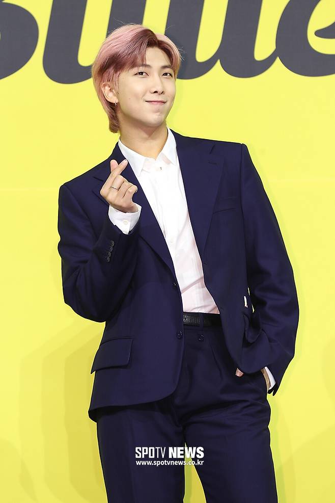 ▲ 방탄소년단 RM이 '버터' 글로벌 간담회에서 포즈를 취하고 있다. khm@spotvnews.co.kr