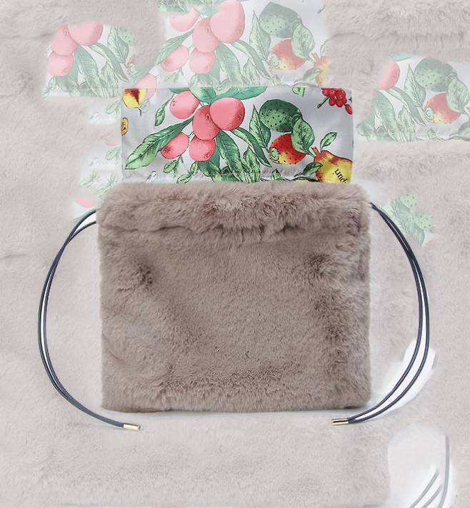 출처: 폼아틀리에 MANIFURI 퍼 투웨이 토트 백