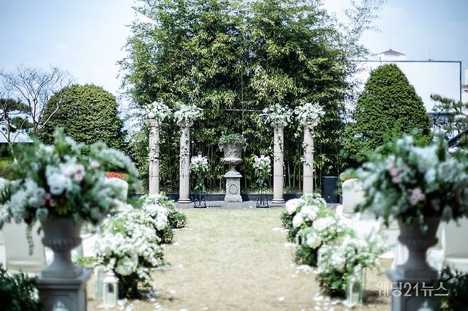 아름다운 생화와 특별 웨딩 메뉴까지 망라하는 호텔프리마 노블레스 가든 웨딩.