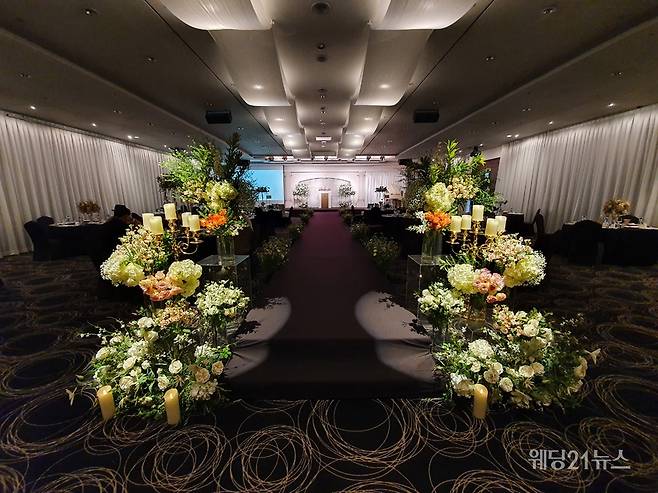 우아하고 기품 있는 소규모 웨딩을 완성하는 호텔프리마 에메랄드홀.