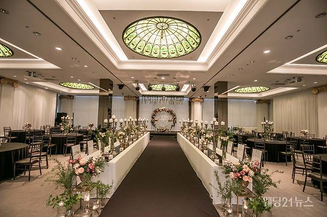 호텔프리마 스카이홀은 한강뷰와 유럽 스타일 인테리어가 조화를 이룬다