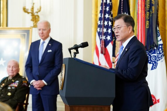 문재인 대통령이 21일 오후(현지시간) 미국 워싱턴 백악관 이스트룸에서 열린 한국전쟁 명예 훈장 수여식에 참석해 연설을 하고 있다.뉴시스