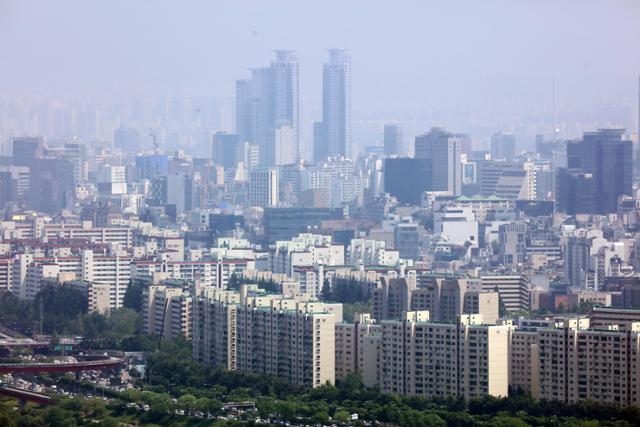 18일 서울 중구 매봉산에서 바라본 시내 아파트 모습. 뉴시스