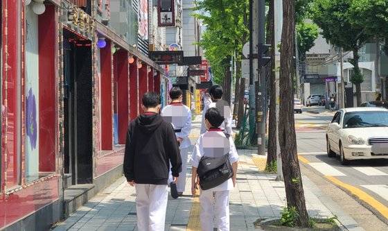 22일 오전 경기도 수원시 파장동 A 초등학교 일대 한 길거리를 학생들이 걸어가고 있다. 주변으로 모텔 등 숙박업소와 성인만 출입할 수 있는 '카페'가 들어서있다. 수원=채혜선 기자