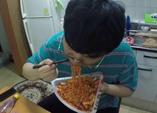 출처: [71530] 7일 동안 떡볶이만 먹고 살기