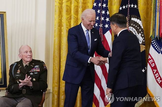 문 대통령과 악수하는 바이든 대통령 [AP=연합뉴스]