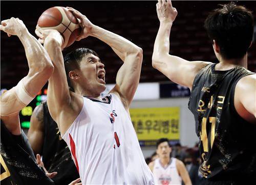 2020-2021 KBL 프로농구 '식스맨'상 수상한 울산모비스 장재석 홍기원 기자 2020.12.23
