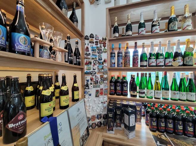 독일마을 기념품 가게 한국에서 찾아보기 힘든 독일 현지 맥주와 과자, 각종 기념품 등을 판매한다.