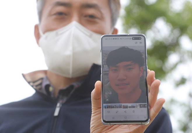 지난 10일 오후 서울 서초구 반포한강공원 수상택시 승강장 인근에서 고 손정민 씨의 아버지가 휴대전화에 담긴 아들의 생전 모습을 취재진에게 보여주고 있다 (사진=뉴스1)