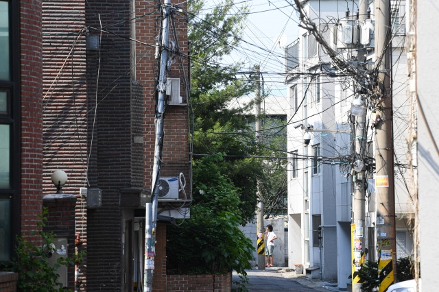 지난 18일 서울 용산구 청파동에 빌라 건물들이 다닥다닥 붙어 들어서 있는 모습. 이한결 기자