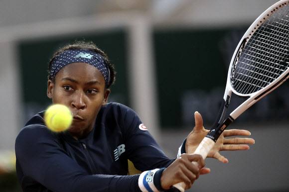 코리 고프가 28일 프랑스 파리 롤랑가로스에서 열린 프랑스오픈 테니서선수권대회 여자단식 1회전에서 9번시드 요해나 콘타의 스트로크를 투핸드 백핸드로 맞받아 치고 있다. [AP 연합뉴스]