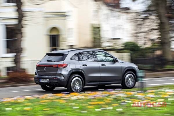 GLA의 피를 이어받았다는 것은 분명하다. 하지만 배터리는 적재공간도 잡아먹었다