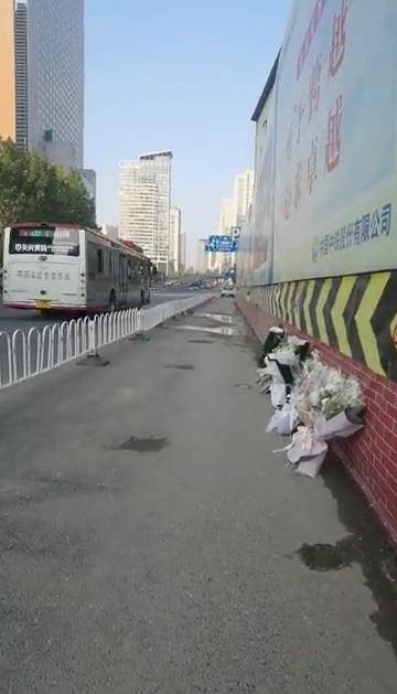 사건 현장 주변 도로에 하나 둘 쌓여가는 조화. [화면 출처: 웨이보]