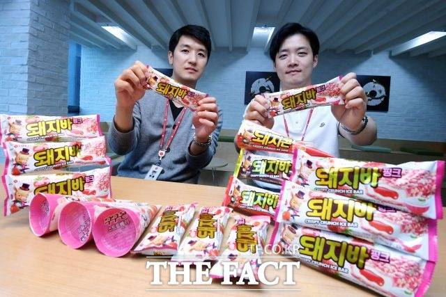 지난 3월 롯데푸드가 출시한 '돼지바 핑크'는 이색 마케팅으로 눈도장을 찍으며 출시 한 달 만에 판매량 300만 개를 넘어서며 흥행을 이어가고 있다. 사진은 롯데푸드 전사 광고 업무를 맡고 있는 한석재 매니저(왼쪽)와 이승기 책임.  /이선화 기자