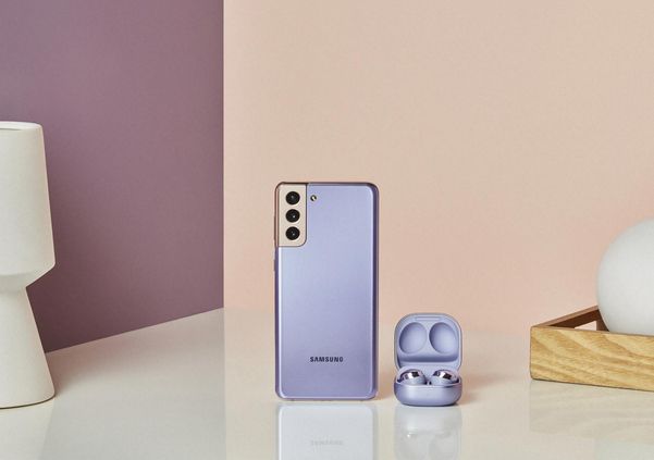 갤럭시S21와 무선 이어폰 ‘갤럭시버즈 프로’ 팬텀 바이올렛 색상 모델.