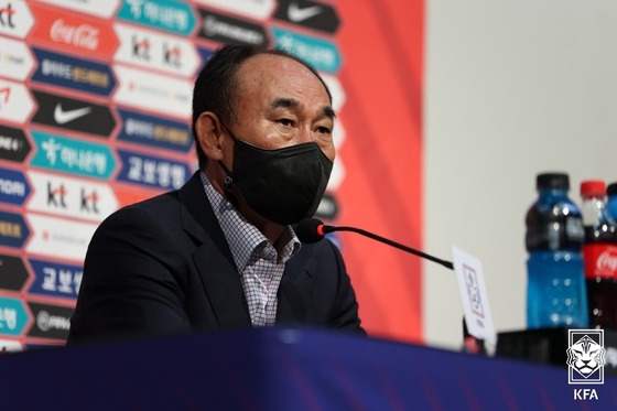 National team coach Kim Hak-bum answers questions at a press conference at the National Football Center in Paju, Gyeonggi on Monday. [NEWS1]