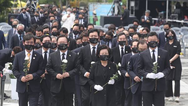 노무현 전 대통령 부인 권양숙(앞줄 가운데) 여사를 비롯한 각계 인사들이 23일 경남 김해시 진영읍 봉하마을에서 엄수된 노 전 대통령 서거 12주기 추도식에서 국화꽃을 들고 참배하고 있다. 연합뉴스