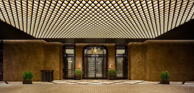 오는 25일 문을 여는 조선 팰리스 강남의 메인 입구인 웰컴로비의 팰리스 게이트. /사진=조선호텔앤리조트