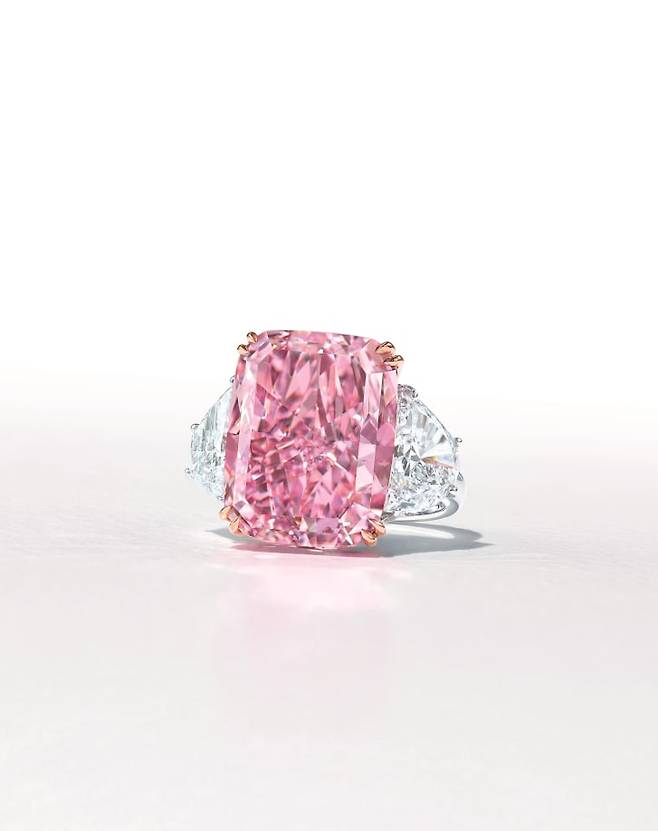 세계에서 가장 큰 15.81캐럿의 ‘퍼플 핑크 다이아몬드’가 크리스티 경매에서 2929만 달러(한화 약 330억 4500만 원)에 최종 낙찰됐다.