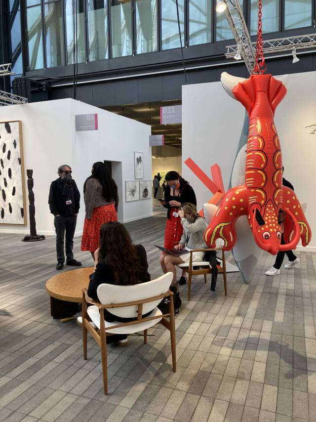 프리즈 뉴욕에 참가한 페이스 갤러리 부스. 오른쪽에 매달린 가재 모양의 조각이 제프 쿤스의 작품이다.