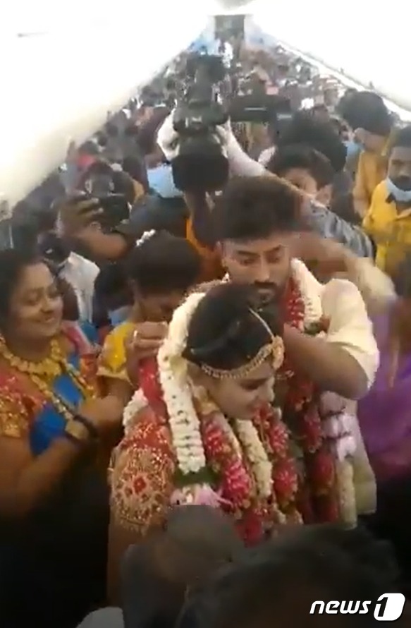 인도에서 한 커플이 코로나19 규제를 피하기 위해 여객기에서 161명의 하객의 축하를 받으며 결혼식을 올리고 있다.(트위터 갈무리)© 뉴스1