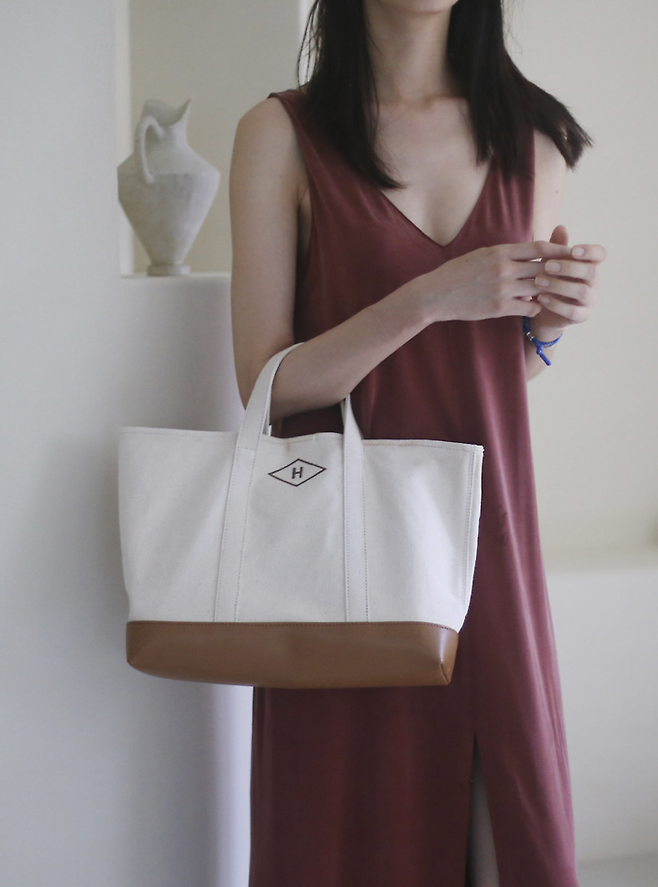 출처: 95 워스워드 Tamu Bag - Camel (159,000원)