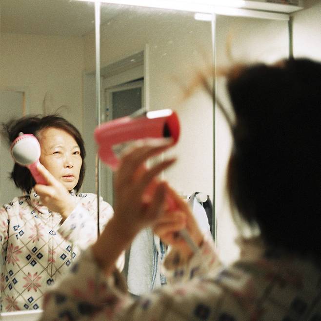 시도 때도 없이 카메라를 들이대니 별 방도가 없었나 보다. 엄마는 정말 이 사진을 싫어했다. 아마 나라도 그랬겠지. 그치만 열에 아홉 중 엄마는 이런 표정을 짓고 있었다.