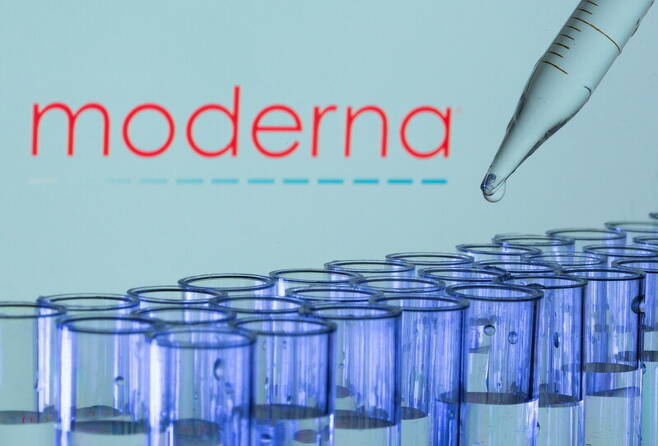 엠아르엔에이(mRNA) 백신 개발에 성공한 미국계 생명공학 기업 ‘모더나’의 로고 앞으로 시험관들이 늘어서 있는 모습. 로이터 연합뉴스