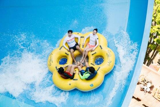 캐리비안 베이의 메가스톰. 원래 6명이 즐기던 시설인데, 이제는 4명까지만 즐길 수 있다. 사진 에버랜드