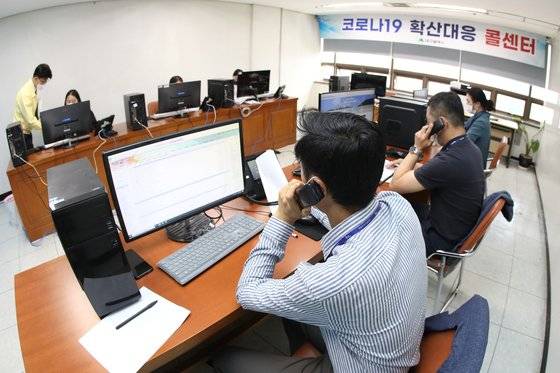 대구에서 유흥시설 관련 코로나19 확진자가 급증함에 따라 대구시는 24일 코로나19 확산 대응 콜센터 운영에 들어갔다. 뉴스1