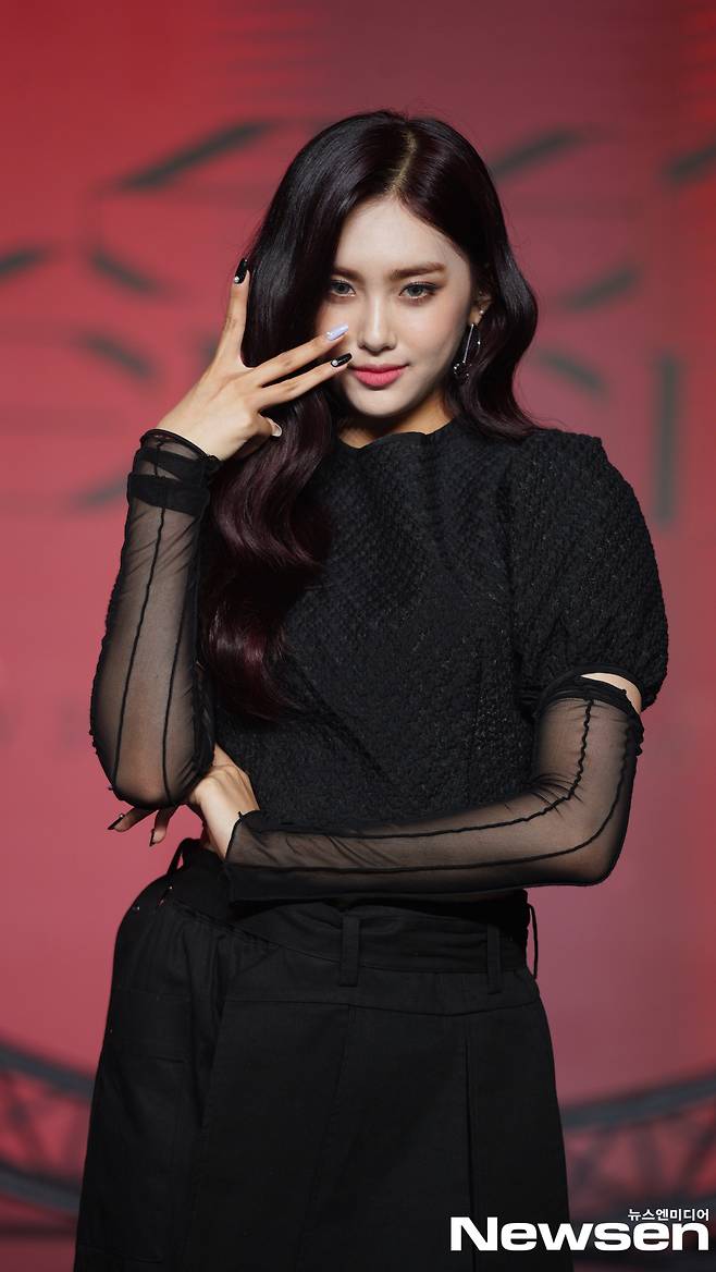 Everglow Asha has a photo time ahead of the Online media showcase commemorating the release of the 3rd single LAST MELODY on May 25.Photos - Weehwa Entertainment