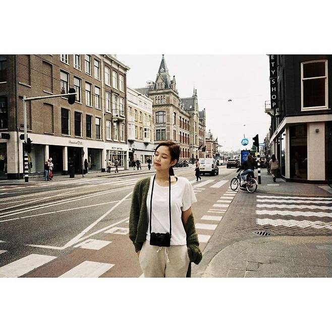 출처: 제니 사진 계정(@lesyeuxdenini)