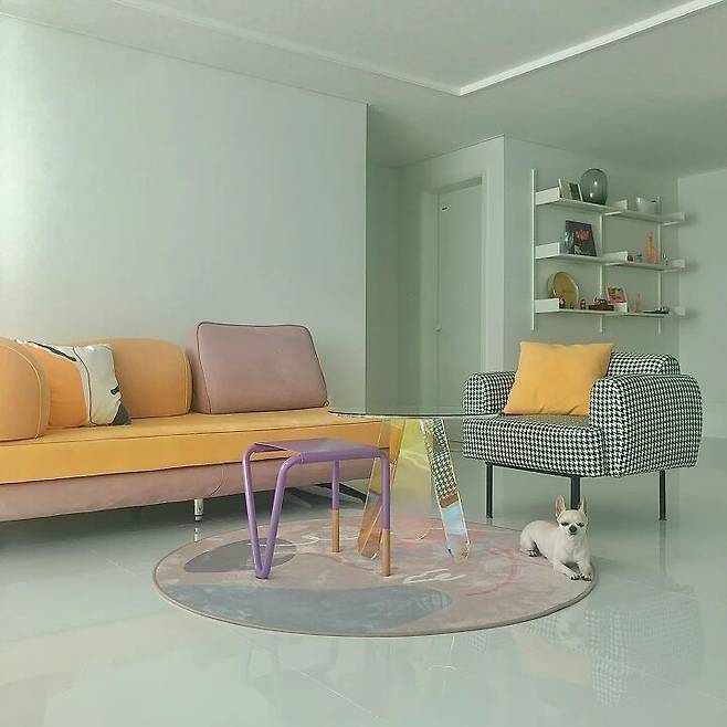 출처: <소파> <벽선반> 정보 보러가기 (▲ 이미지 클릭)