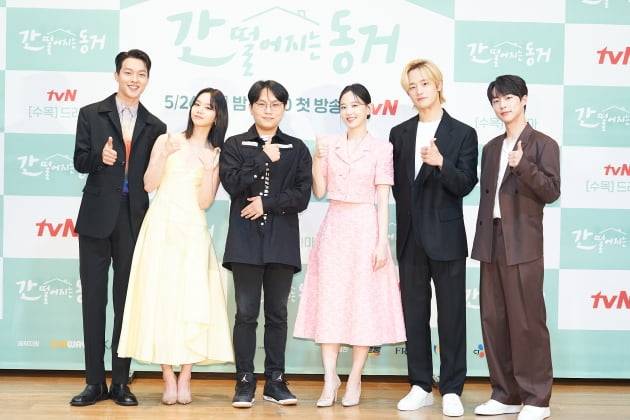 배우 장기용(왼쪽부터), 이혜리와 남성우 감독, 배우 강한나, 김도완, 배인혁이 26일 오전 온라인 생중계된 tvN 새 수목드라마 '간 떨어지는 동거'(이하 '간동거') 제작발표회에 참석했다. /사진제공=tvN