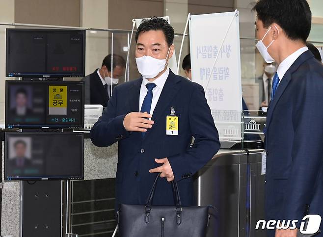 김오수 검찰총장 후보자가 26일 오전 서울 여의도 국회에서 열리는 인사청문회에 출석하기 위해 검색대를 통과하고 있다.  © News1 구윤성 기자